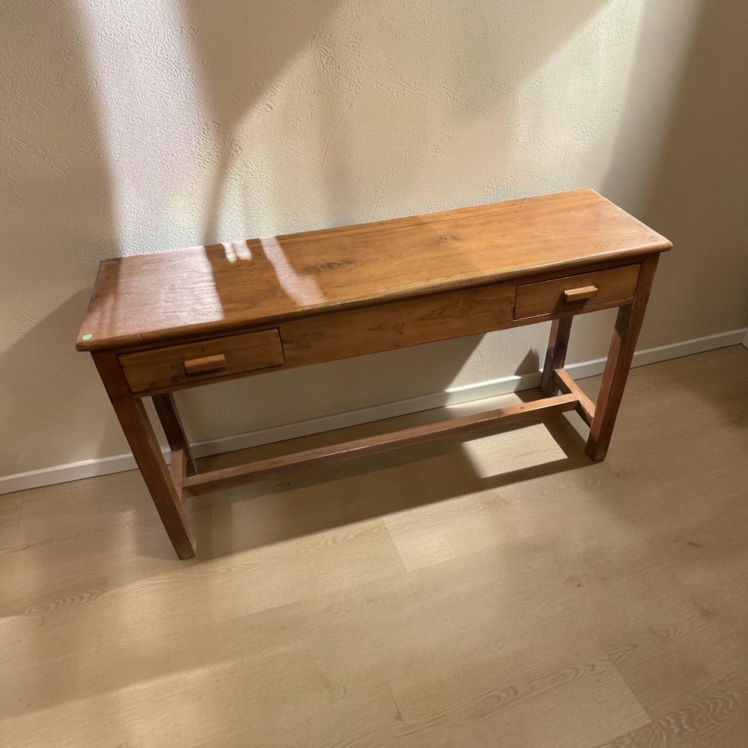 Holztisch mit zwei Schubladen – Bild 2
