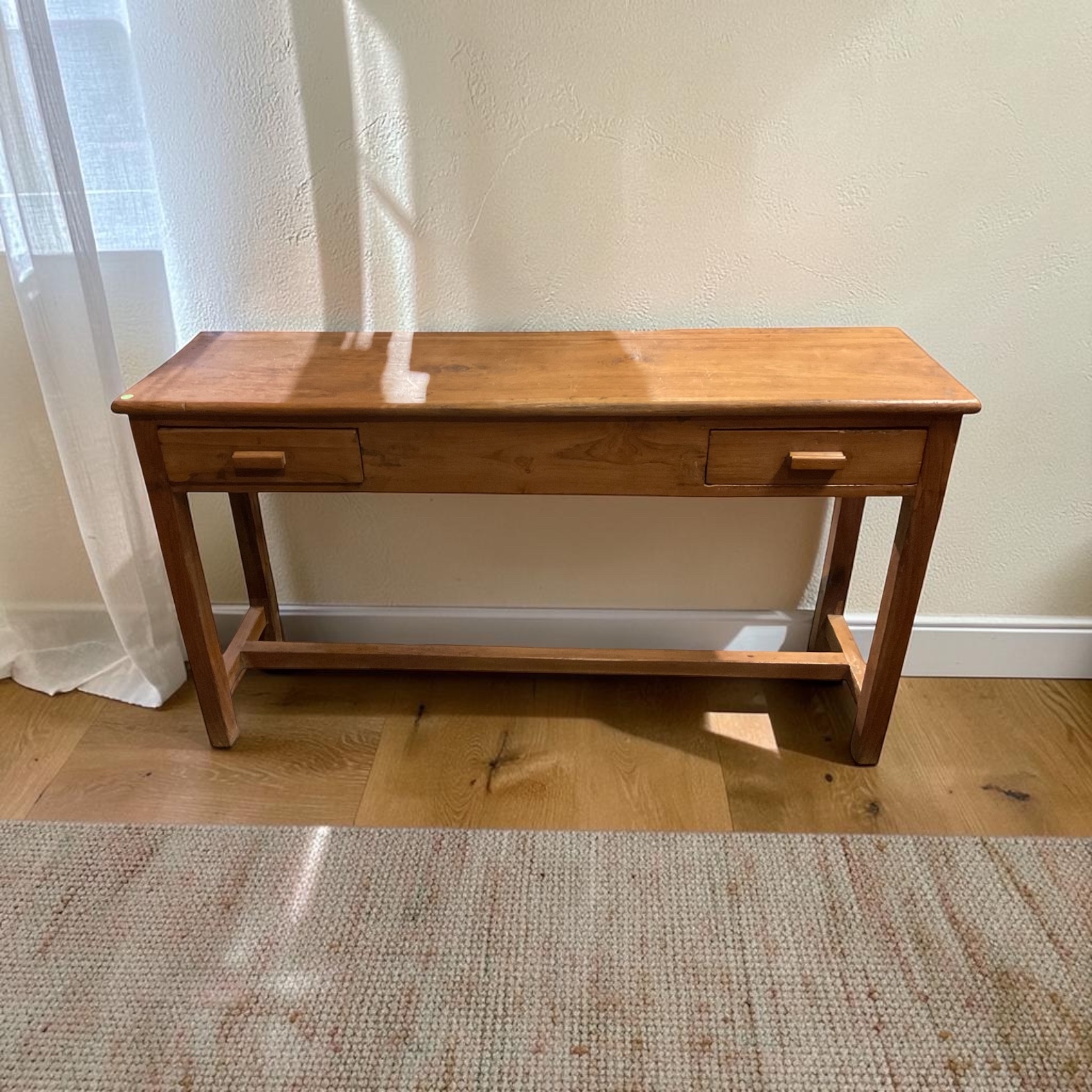 Holztisch mit zwei Schubladen