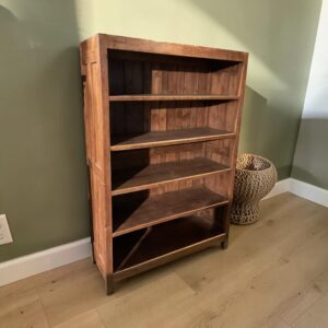 Holzregal mit fünf Ablageflächen