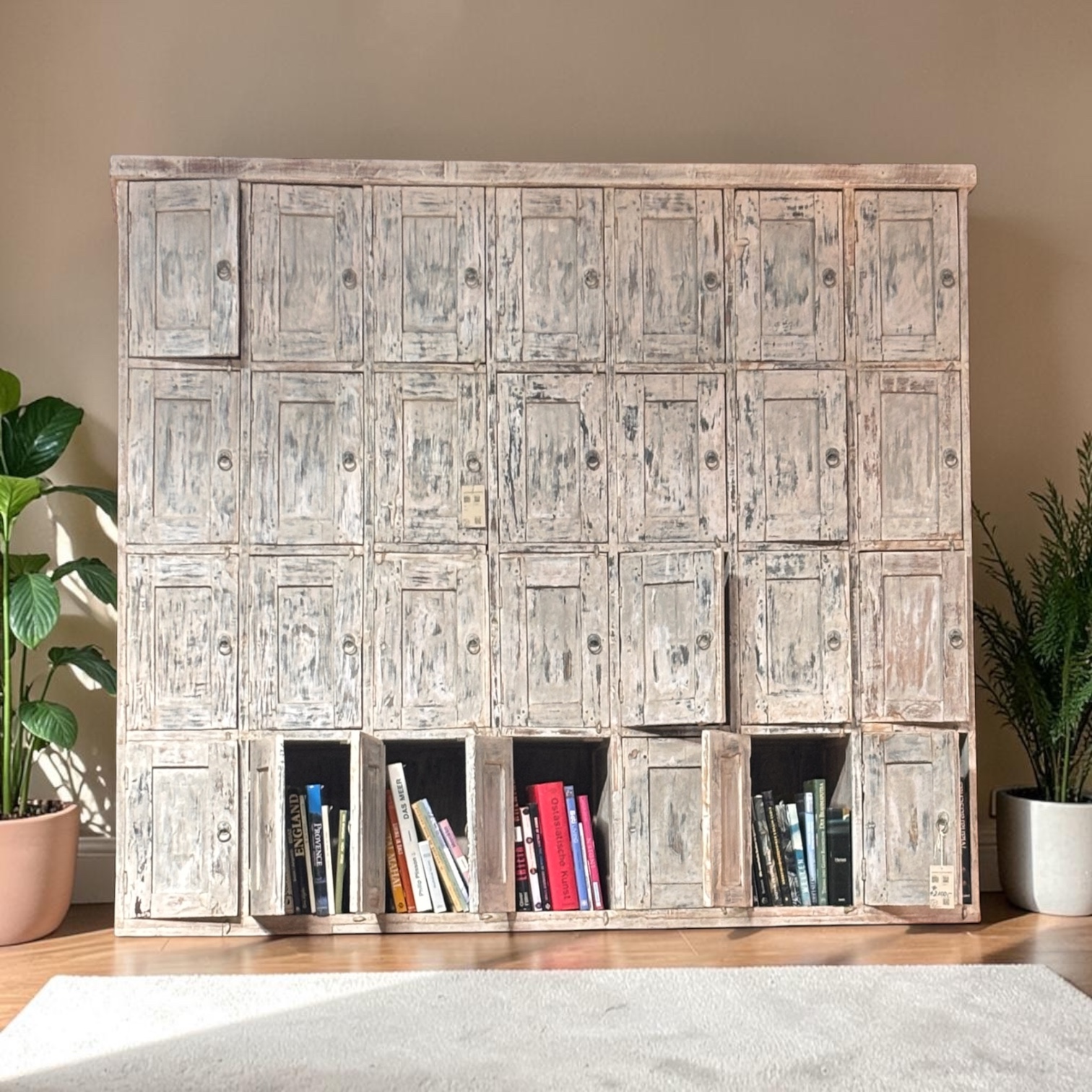 Wunderschöner indischer Schrank mit weißer Patina – 28 Fächer – Bild 2
