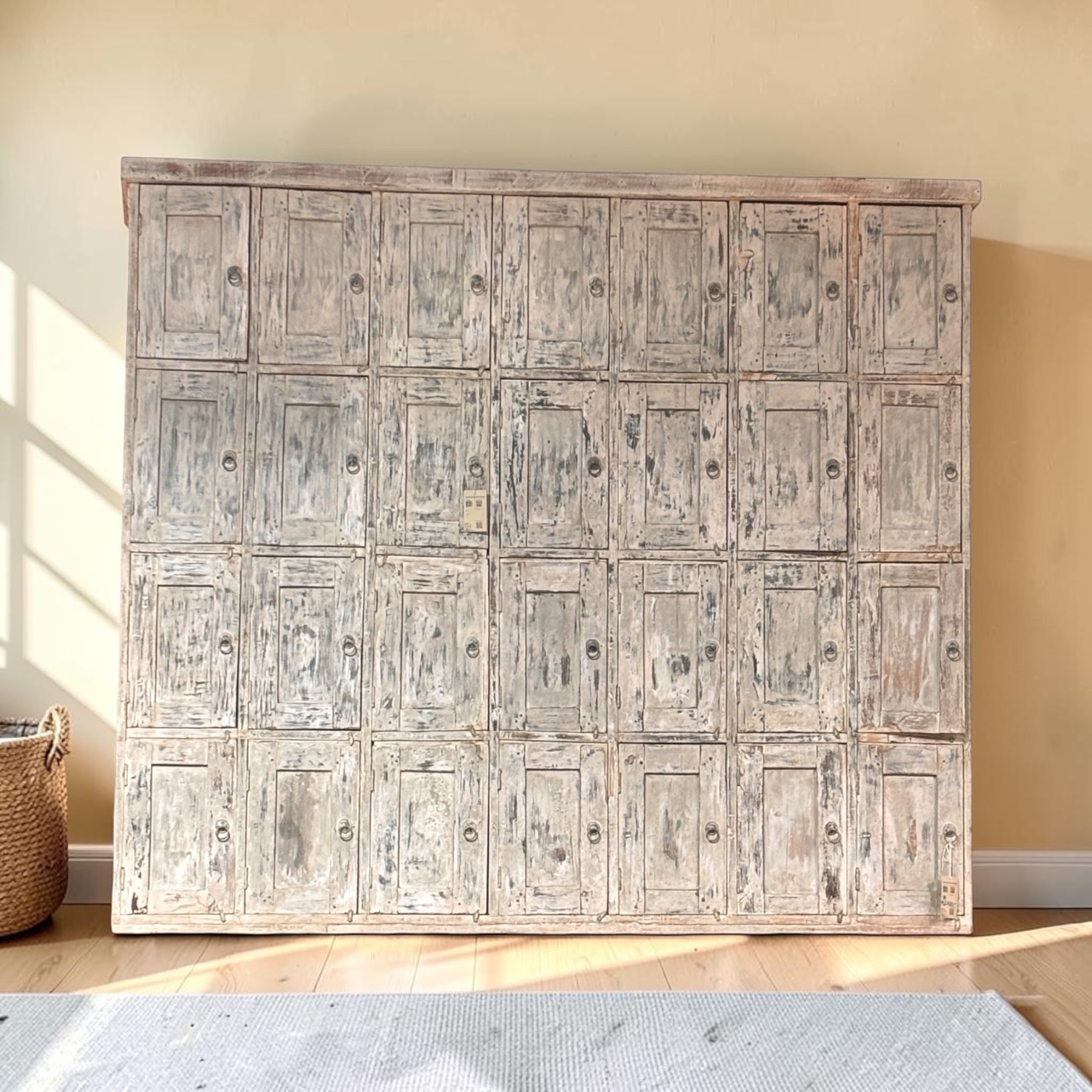 Wunderschöner indischer Schrank mit weißer Patina – 28 Fächer