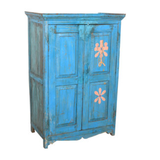 Blauer Schrank mit Blumen