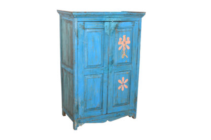 Blauer Schrank mit Blumen