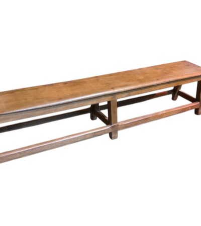 Indische Bank im Schlichten Stil – Niedrig und Vielseitig Einsetzbar