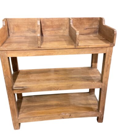 Holzregal mit 3 unterteilten Fächern