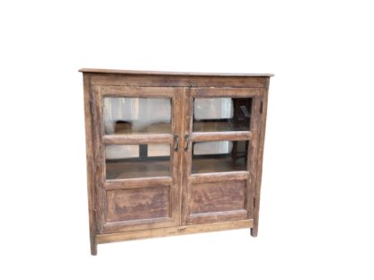 Klassische Holz Vitrine im Landhaus Stil mit drei Fächern