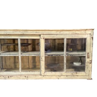 Sideboard mit Glasschiebetüren