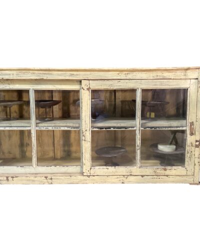 Sideboard mit Glasschiebetüren