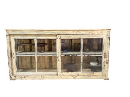 Sideboard mit Glasschiebetüren