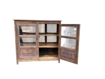 Klassische Holz Vitrine im Landhaus Stil mit drei Fächern