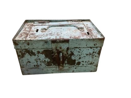 Hellblaue Eisenbox im Shabby Chic Look – Bild 3