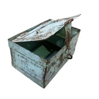 Hellblaue Eisenbox im Shabby Chic Look