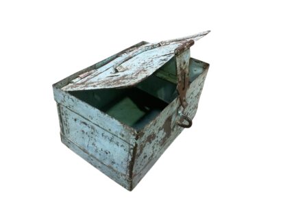 Hellblaue Eisenbox im Shabby Chic Look