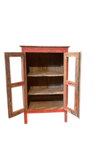 Rote Vitrine mit Patina – Bild 3