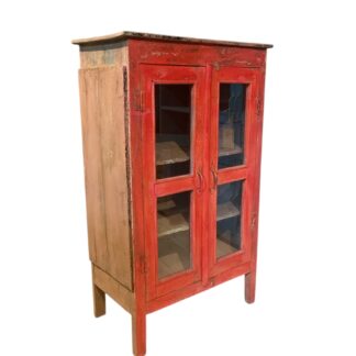 Rote Vitrine mit Patina