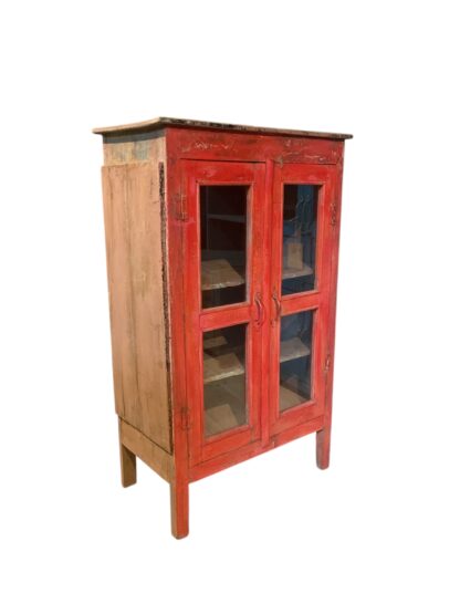 Rote Vitrine mit Patina