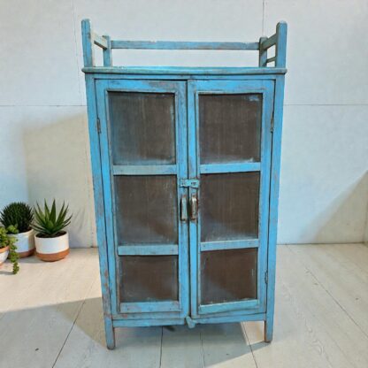 Blaues Kästchen mit Metallgitter