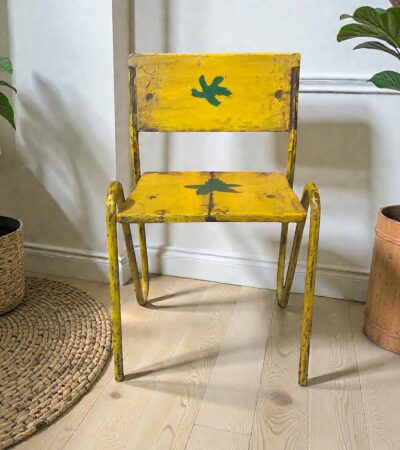 Kindersessel in Gelb mit grüner Blume