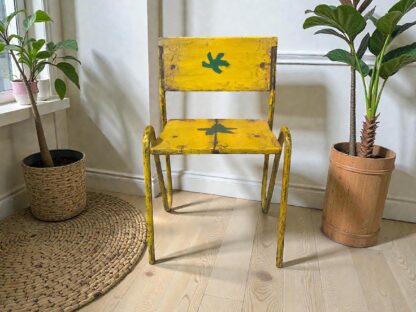 Kindersessel in Gelb mit grüner Blume