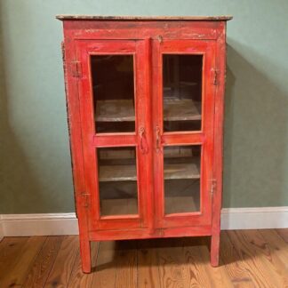 Rote Vitrine mit Patina
