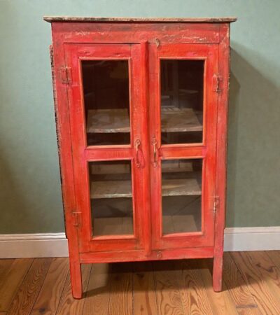 Rote Vitrine mit Patina