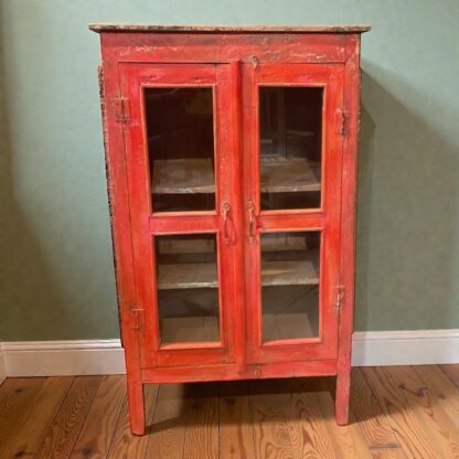 Rote Vitrine mit Patina