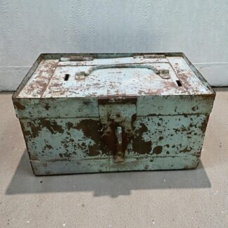 Hellblaue Eisenbox im Shabby Chic Look