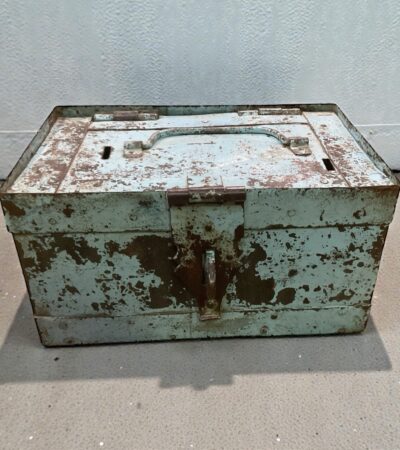 Hellblaue Eisenbox im Shabby Chic Look