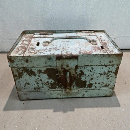 Hellblaue Eisenbox im Shabby Chic Look