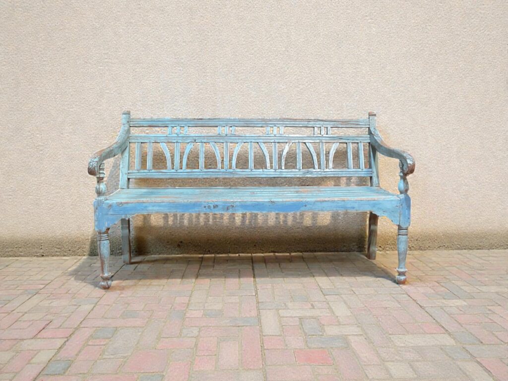 Holzbank in Blau