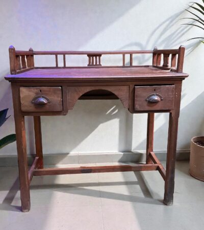 Kleiner brauner vollholz Schreibtisch