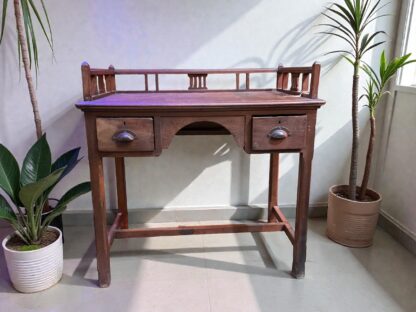 Kleiner brauner vollholz Schreibtisch