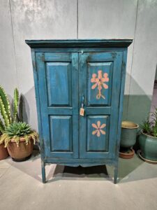 Blauer Schrank mit Blumen