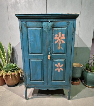 Blauer Schrank mit Blumen