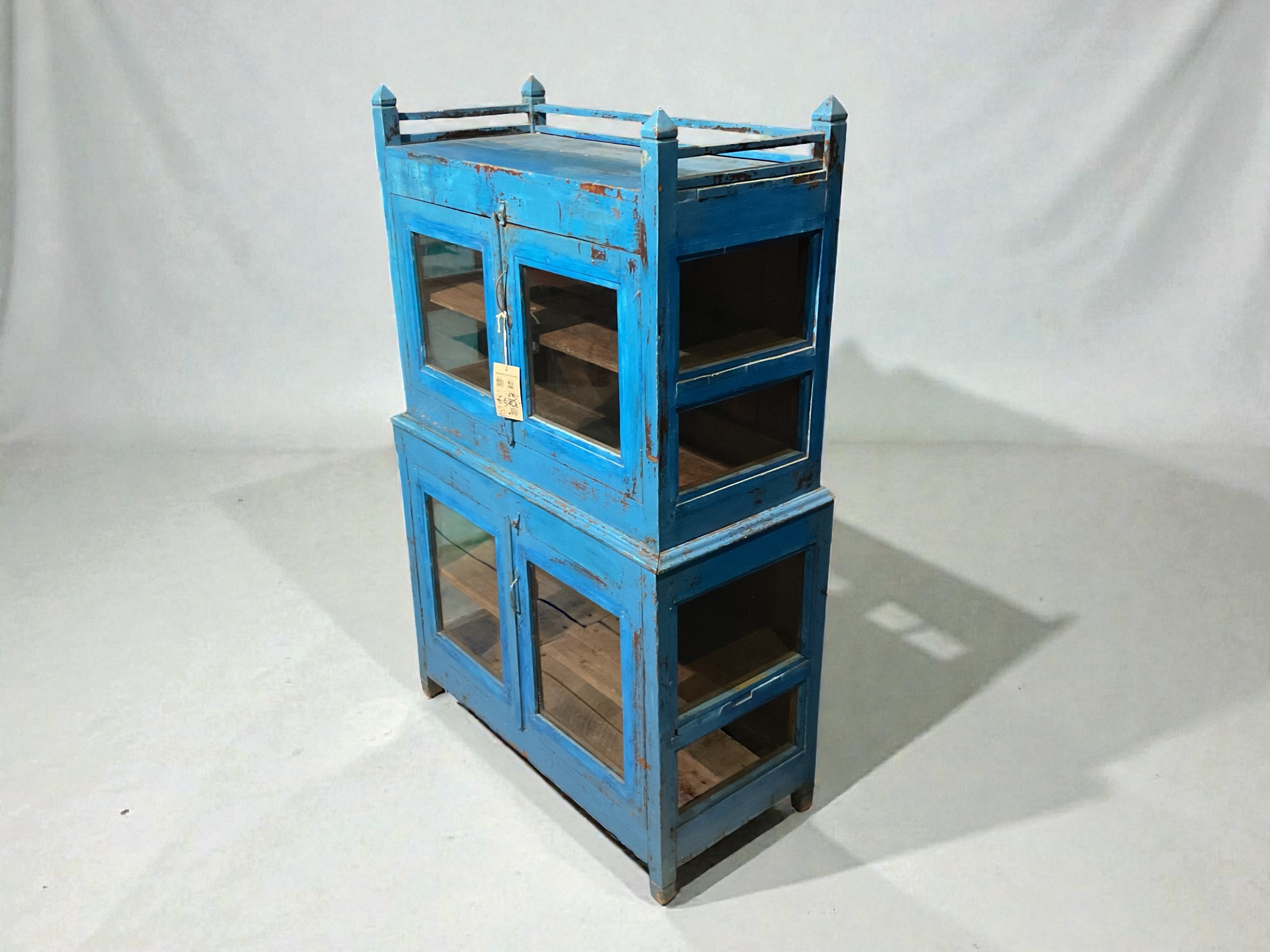 Doppelte Glasvitrine in Blau