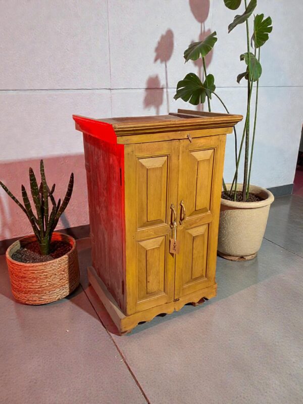 Indisches Möbelstück aus Vollholz in Senfgelb