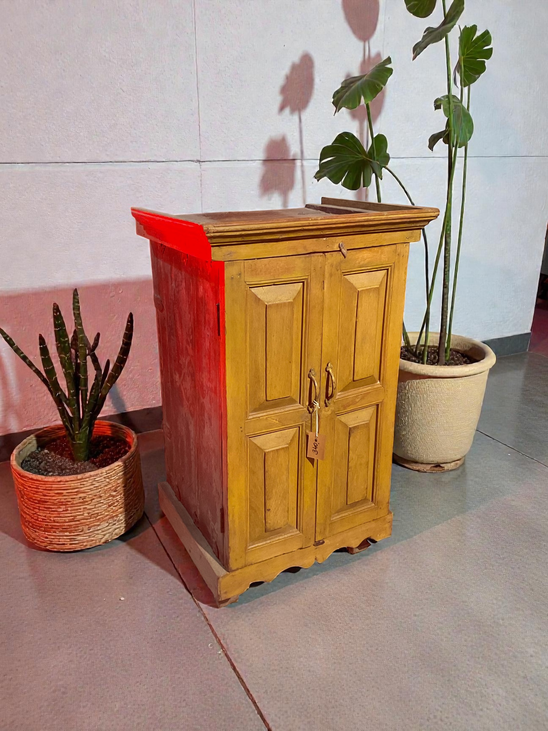 Indisches Möbelstück aus Vollholz in Senfgelb