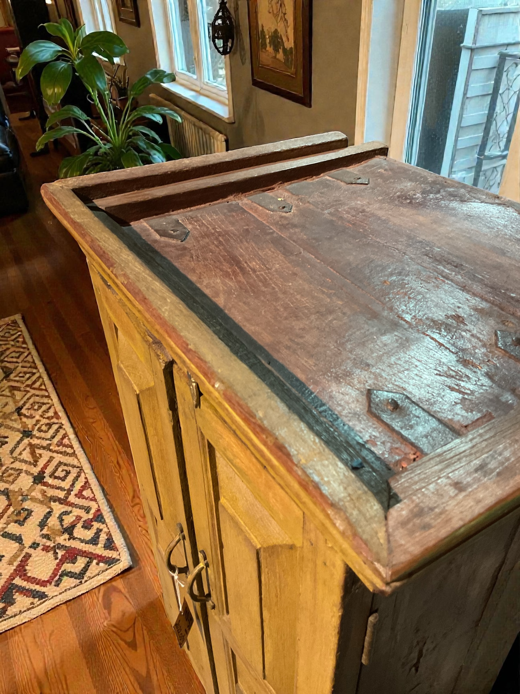 Indisches Möbelstück aus Vollholz in Senfgelb – Bild 3