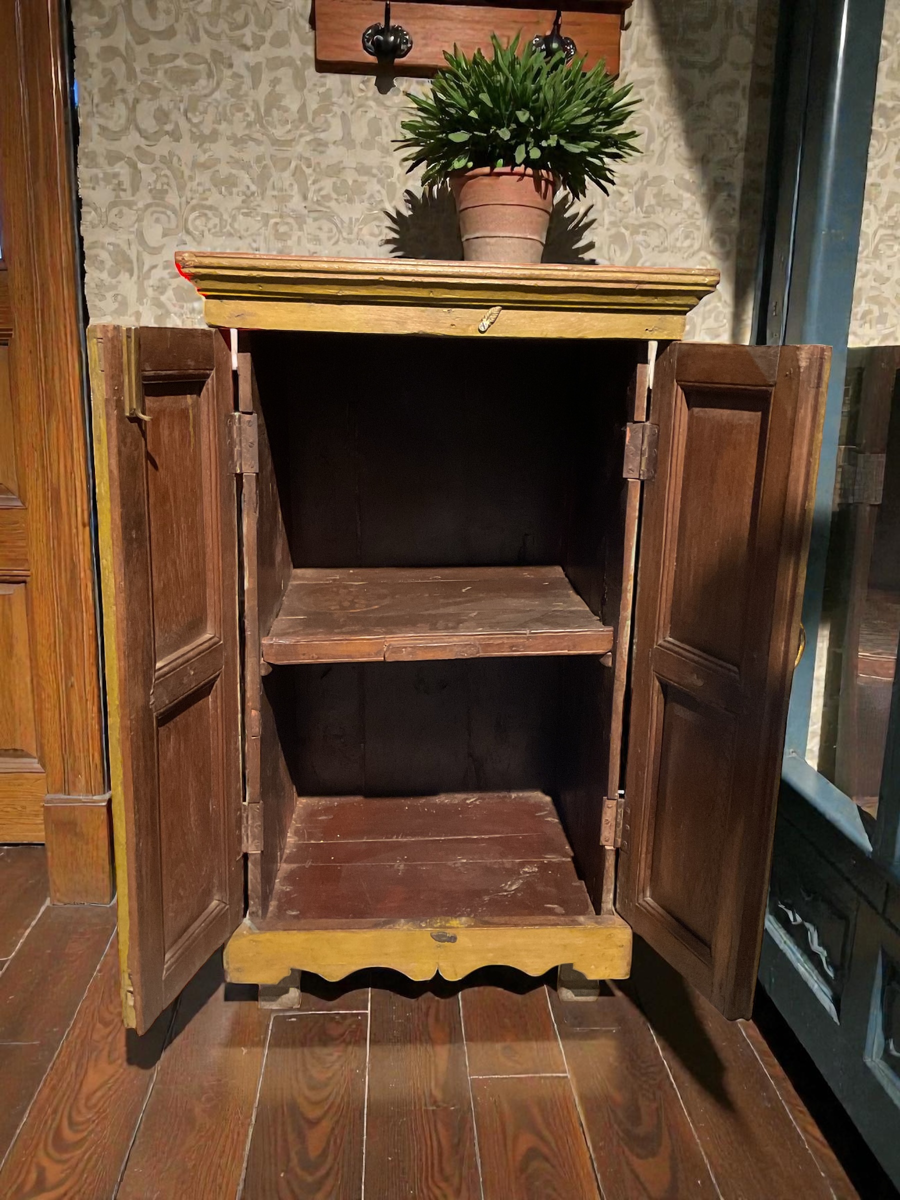 Indisches Möbelstück aus Vollholz in Senfgelb – Bild 5