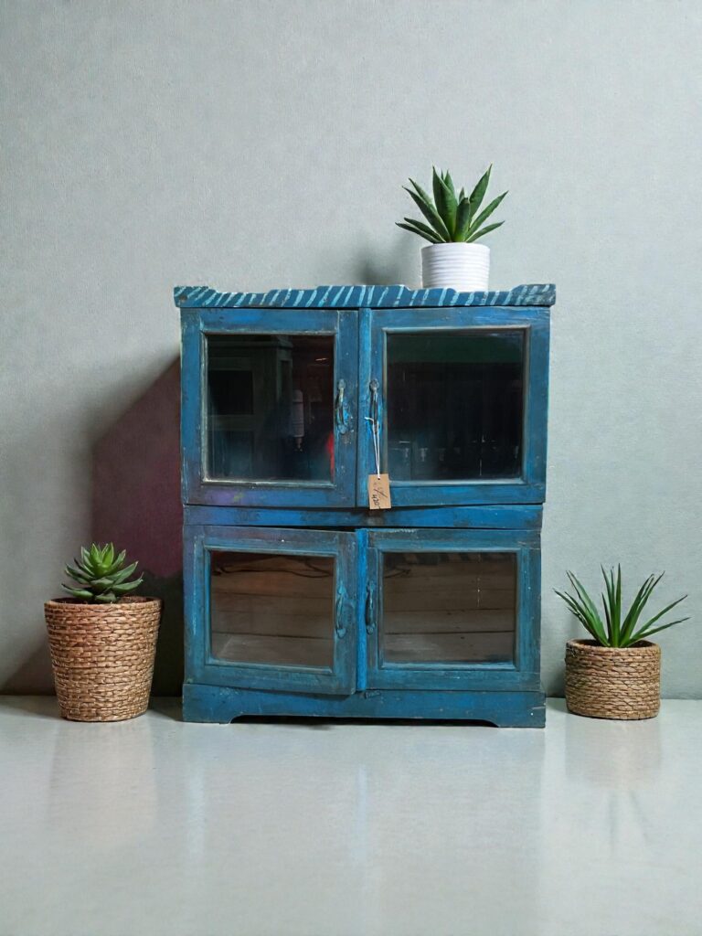 Vintage Blaue Vitrine aus Indien mit Glastüren