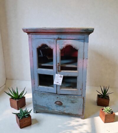 Kleines hellblaues Kästchen mit Glas