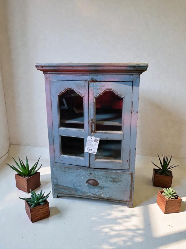 Kleines hellblaues Kästchen mit Glas