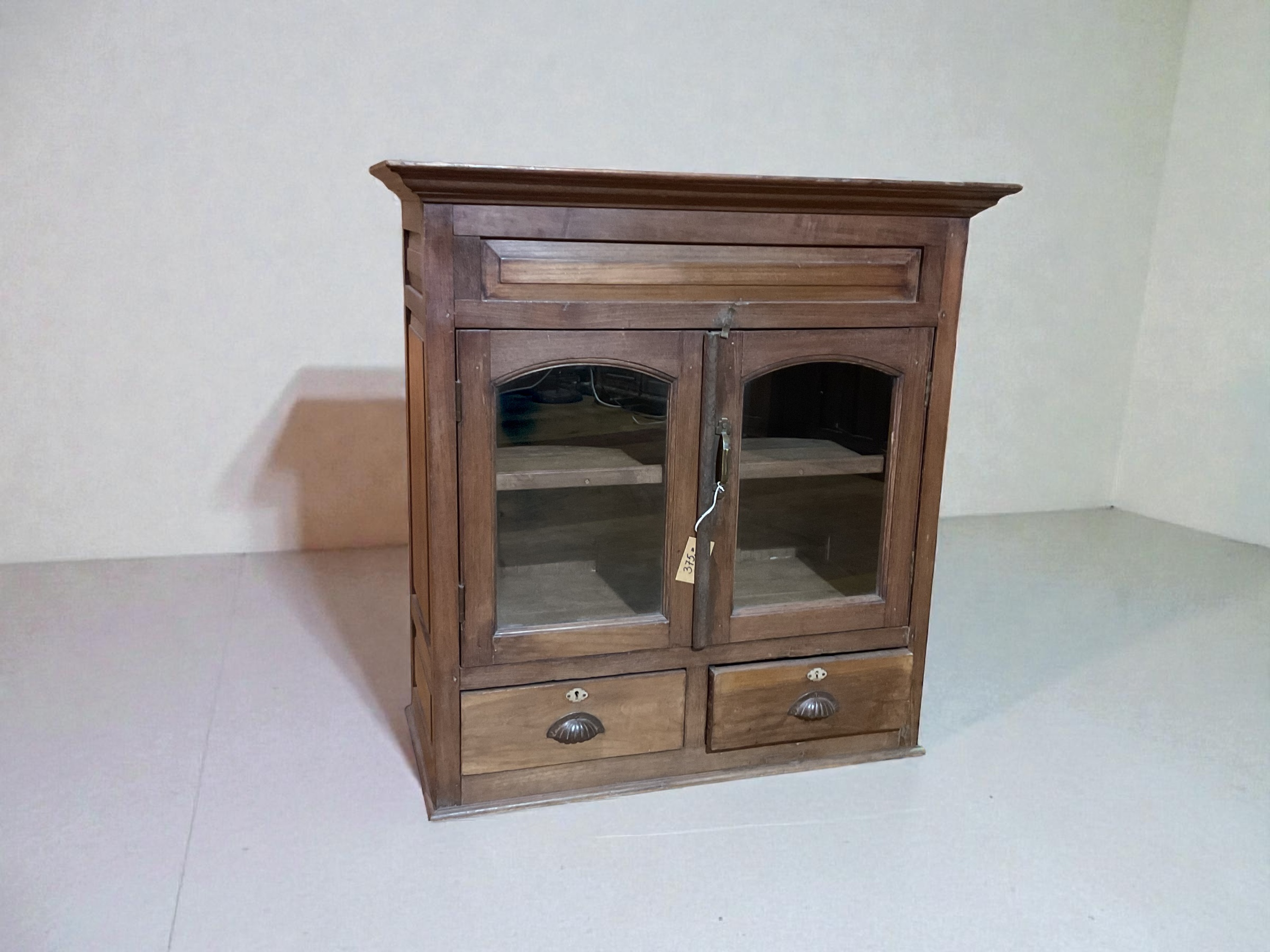 Edle Vollholz Vitrine