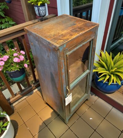 Blauer Patina Glasschrank – Ideal als Nachttisch oder Küchenkästchen