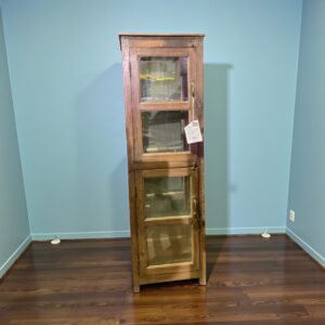 Schmaler, Vitrinenschrank aus Vollholz