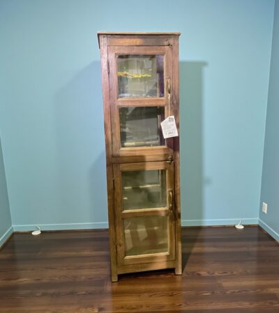 Schmaler, Vitrinenschrank aus Vollholz