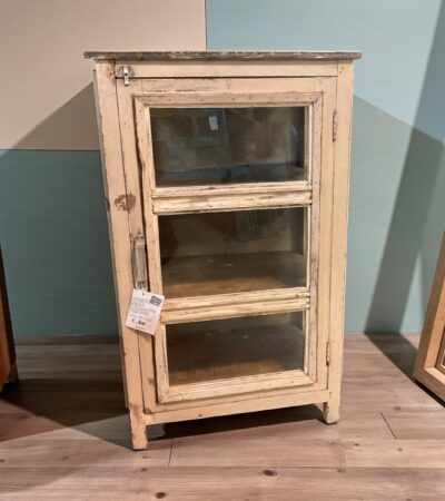 Vitrine in hell rosa