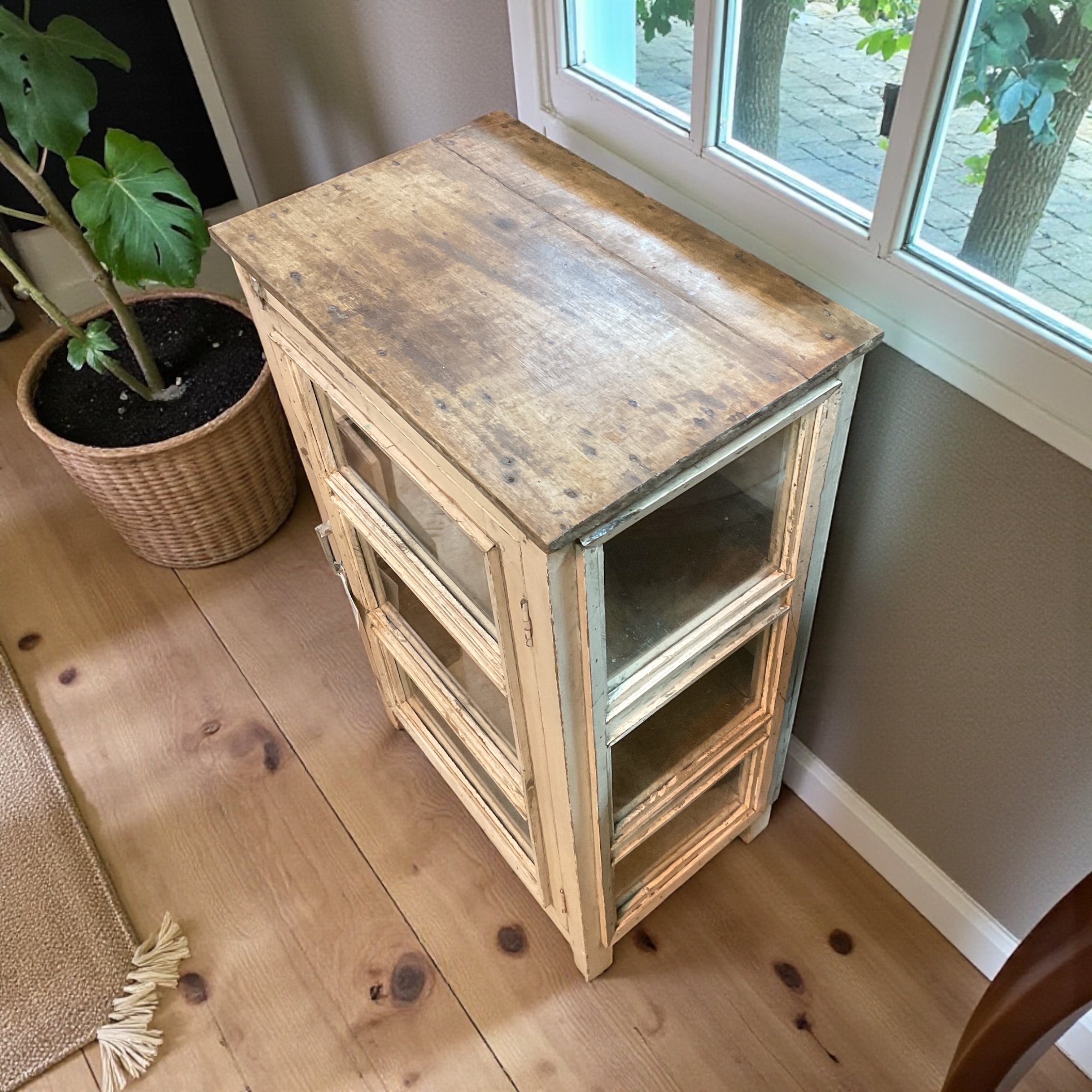 Vitrine in hell rosa – Bild 2