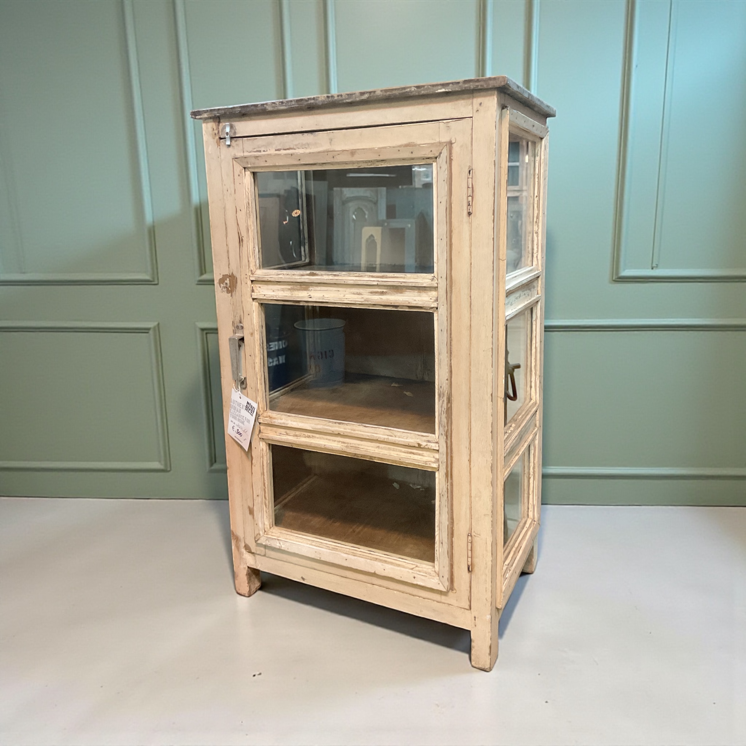 Vitrine in hell rosa – Bild 3