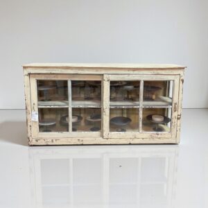 Sideboard mit Glasschiebetüren